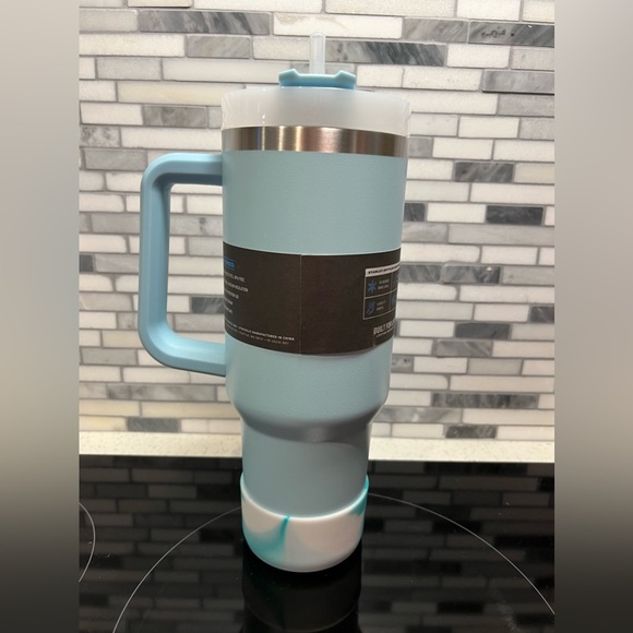 Stanley OG Aqua 40oz - Picture 2 of 3